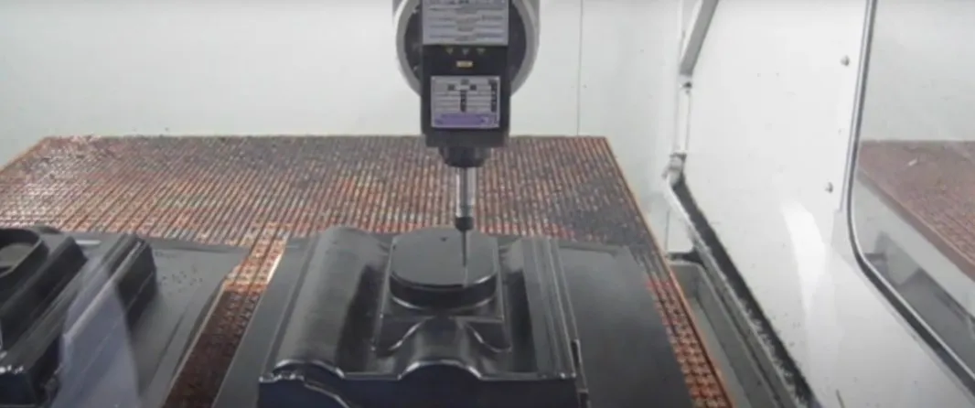 CNC-maskine fra CMS bearbejder plastemne hos J.A. Plastindustri