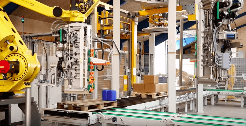 Gule robotter i palleteringsanlæg hos Novozymes