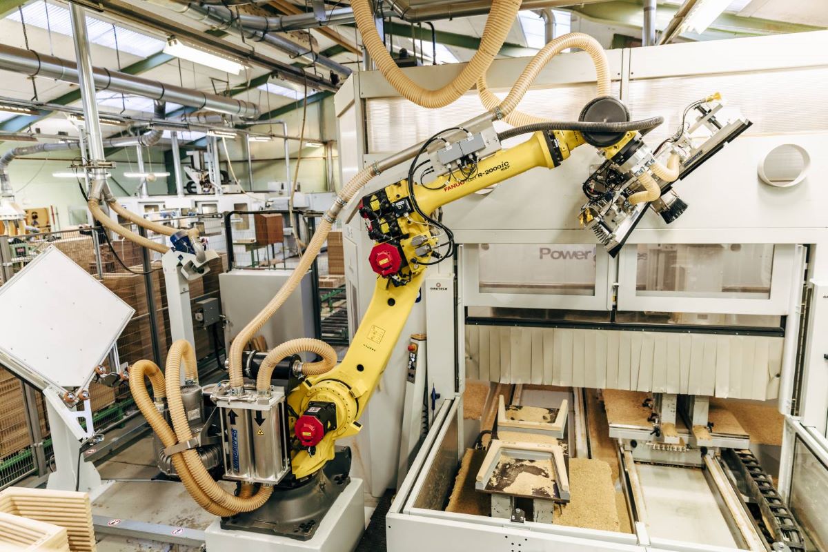 GiboMachineTending: gul robot betjener bearbejdningsmaskine