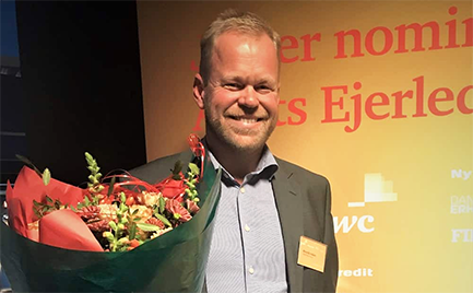 Henrik Danevig-Anker, CEO von Gibotech, mit Blumen nach seiner Auszeichnung als „Unternehmer des Jahres“ auf Fünen