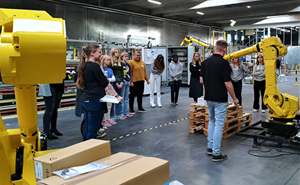 Mädchen testen Roboter bei Gibotech anlässlich des „Girls’ Day in Science“