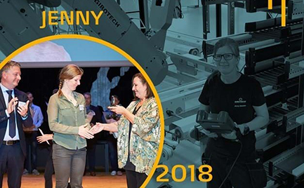 Die Automatisierungstechnikerin Jenny nimmt auf der Bühne einen Preis entgegen