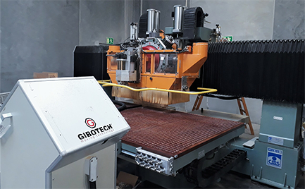 Upcycelte Automatisierungsanlage mit Gibotech-Logo