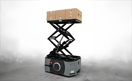 Mobiler Roboter mit Scherenhub transportiert Kiste