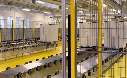 Roboterzelle mit Umzäunung in der Produktion