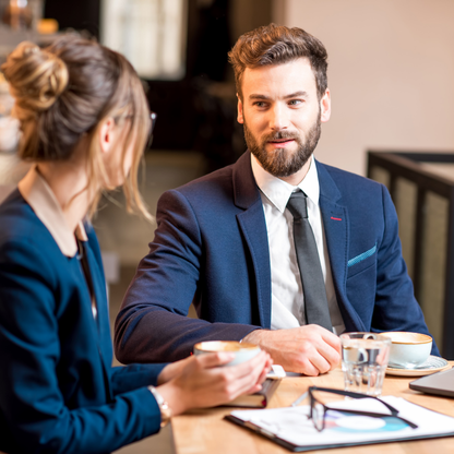 Manager și colegă într-o conversație profesională despre salarizare
