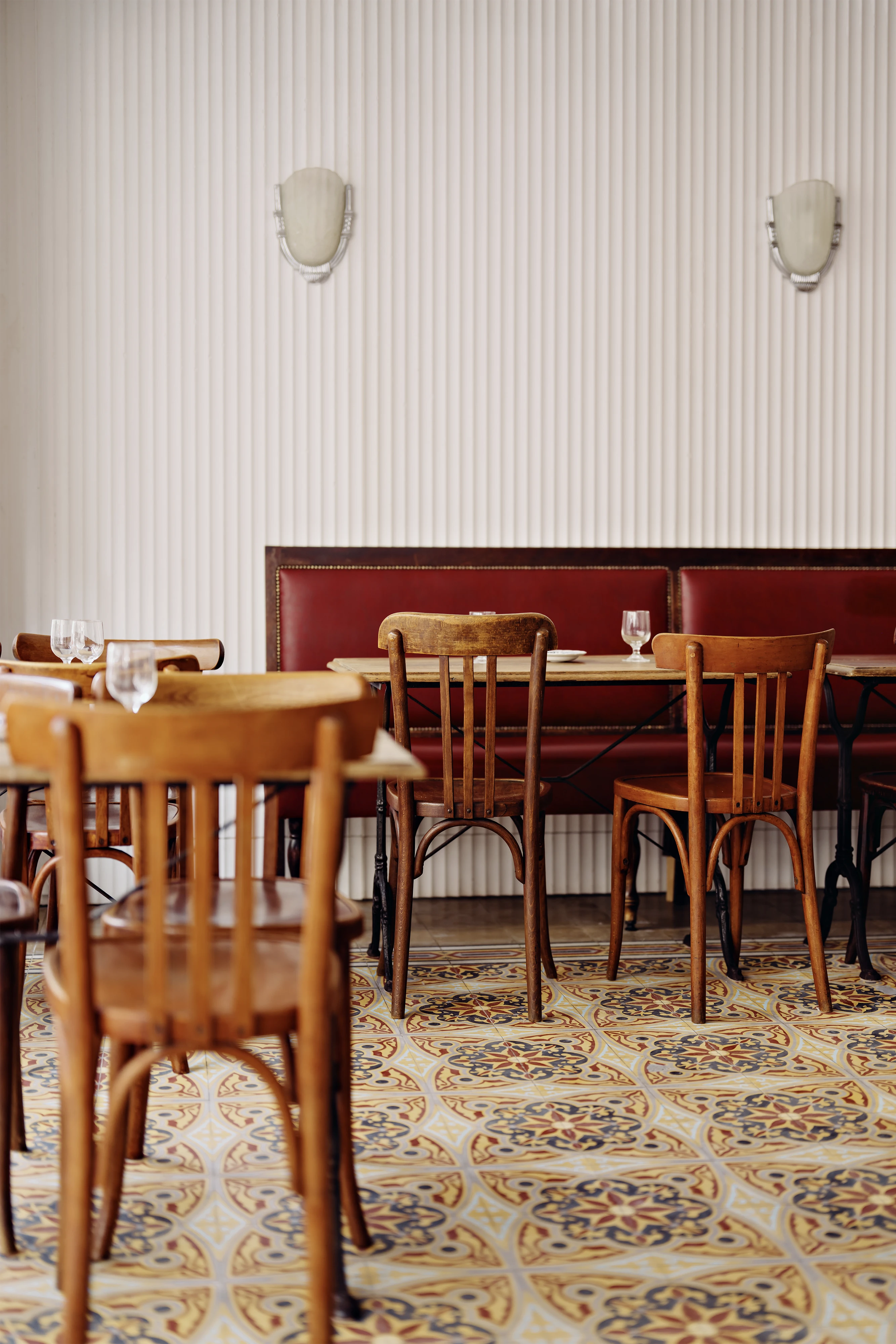 Intérieur de La Table avec vue sur les tables et la banquette