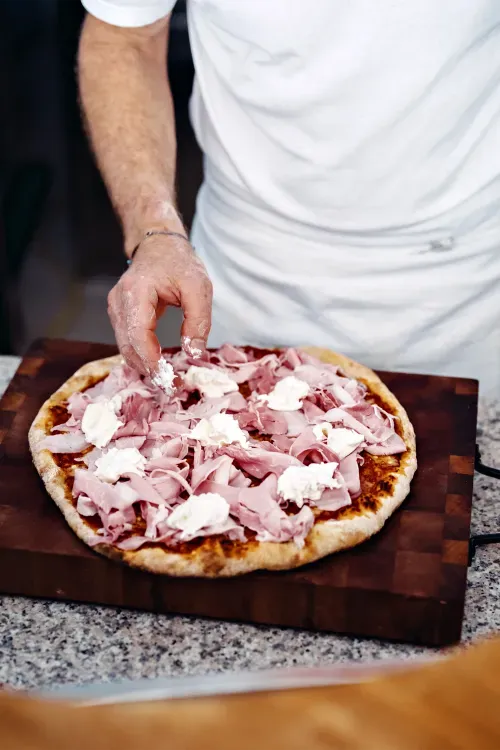 Christophe Vasseur fabricant une pizza dans son établissement La Table