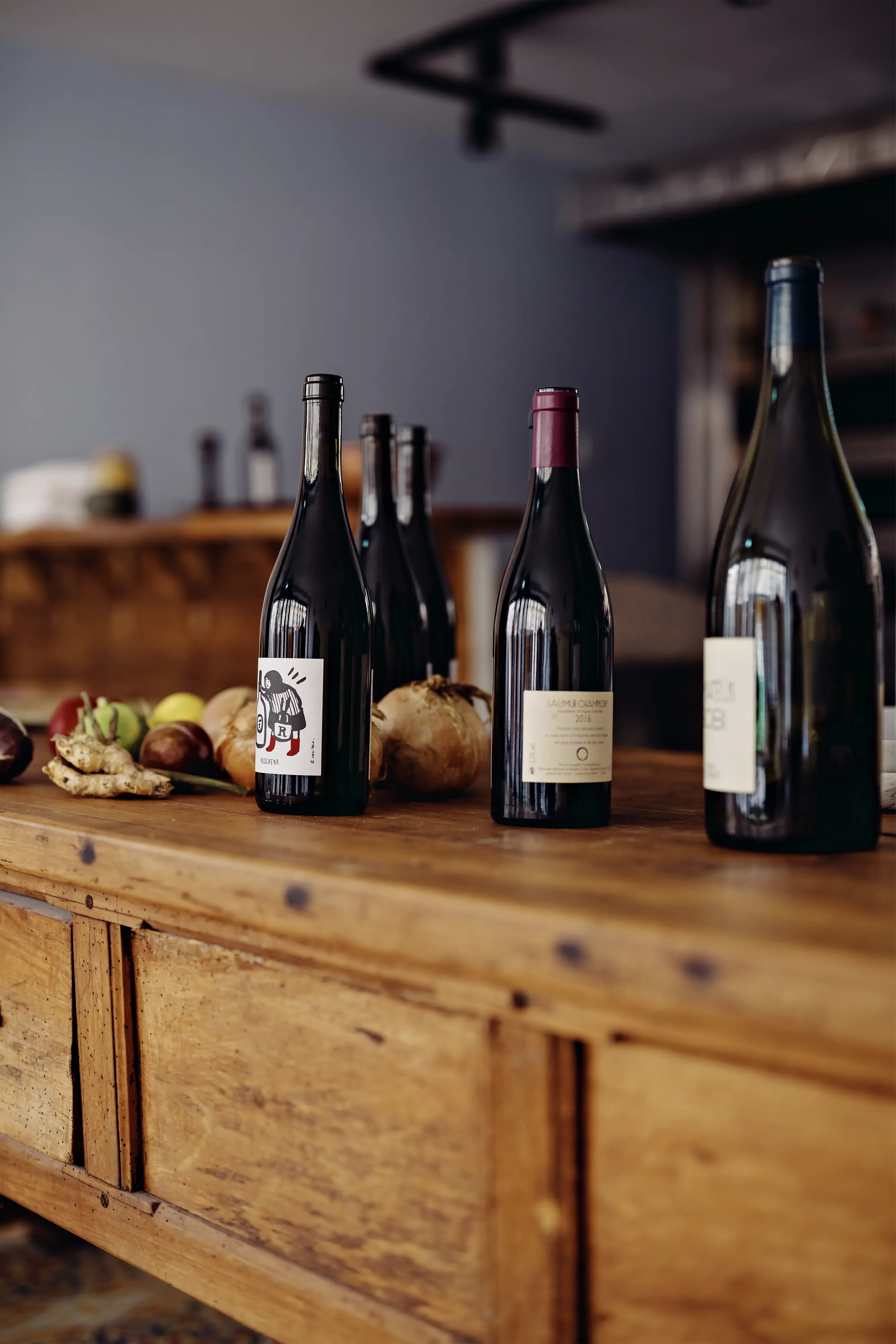 Des bouteilles de vin naturel sur le comptoir de La Table