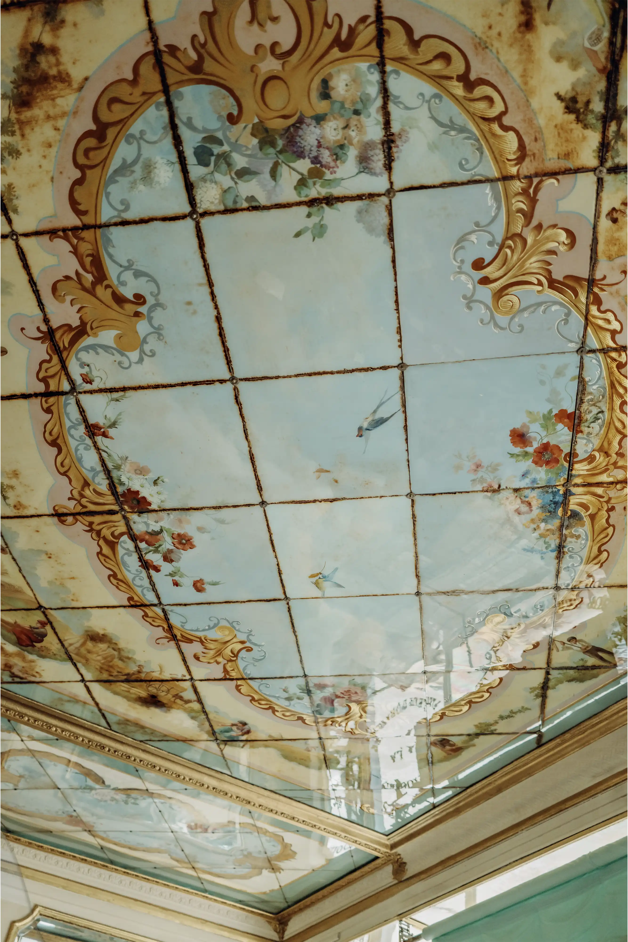 Plafond peint sous verre de la boulangerie classée Du Pain et Des Idées au 34 rue Yves Toudic