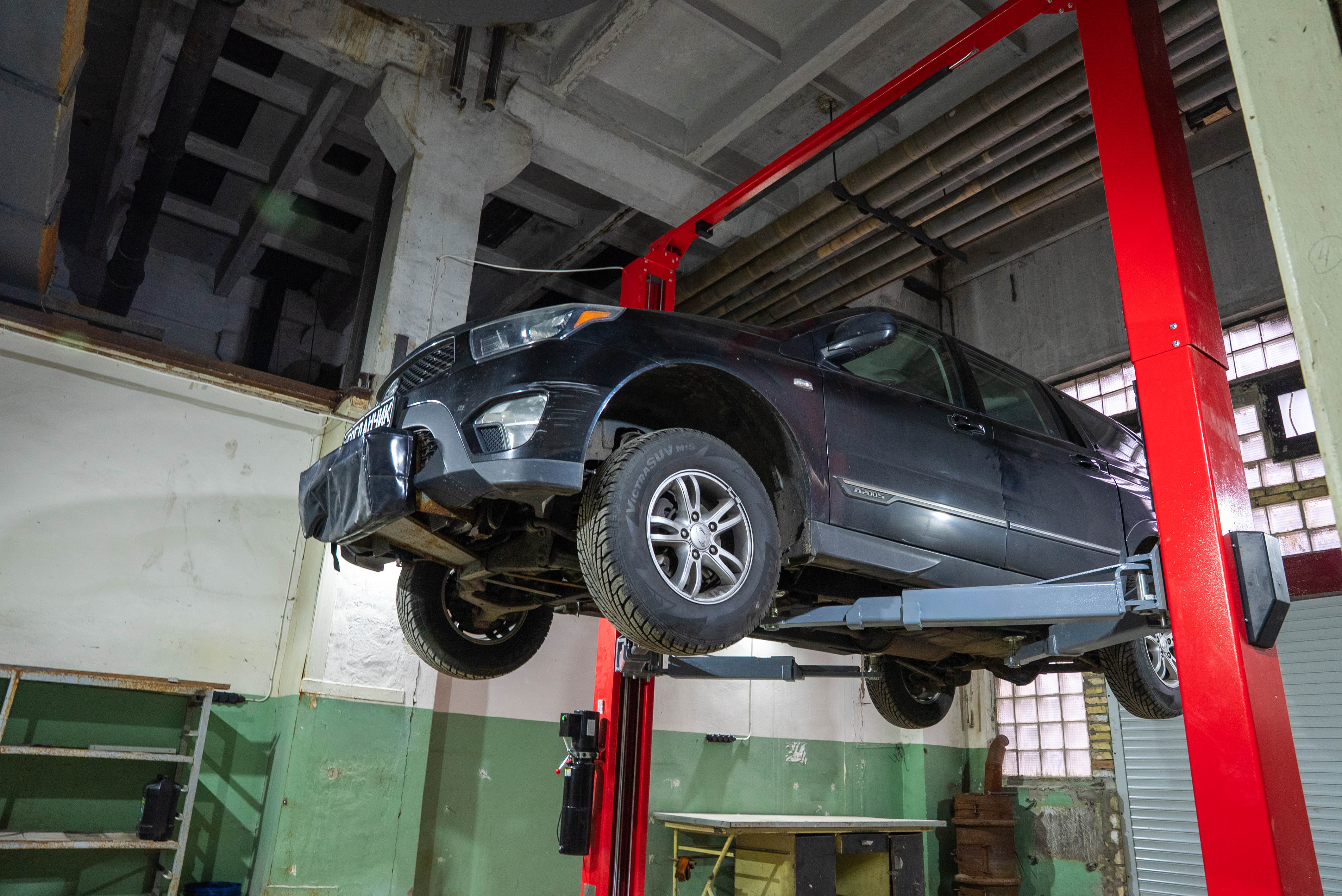 Пікап на підйомнику