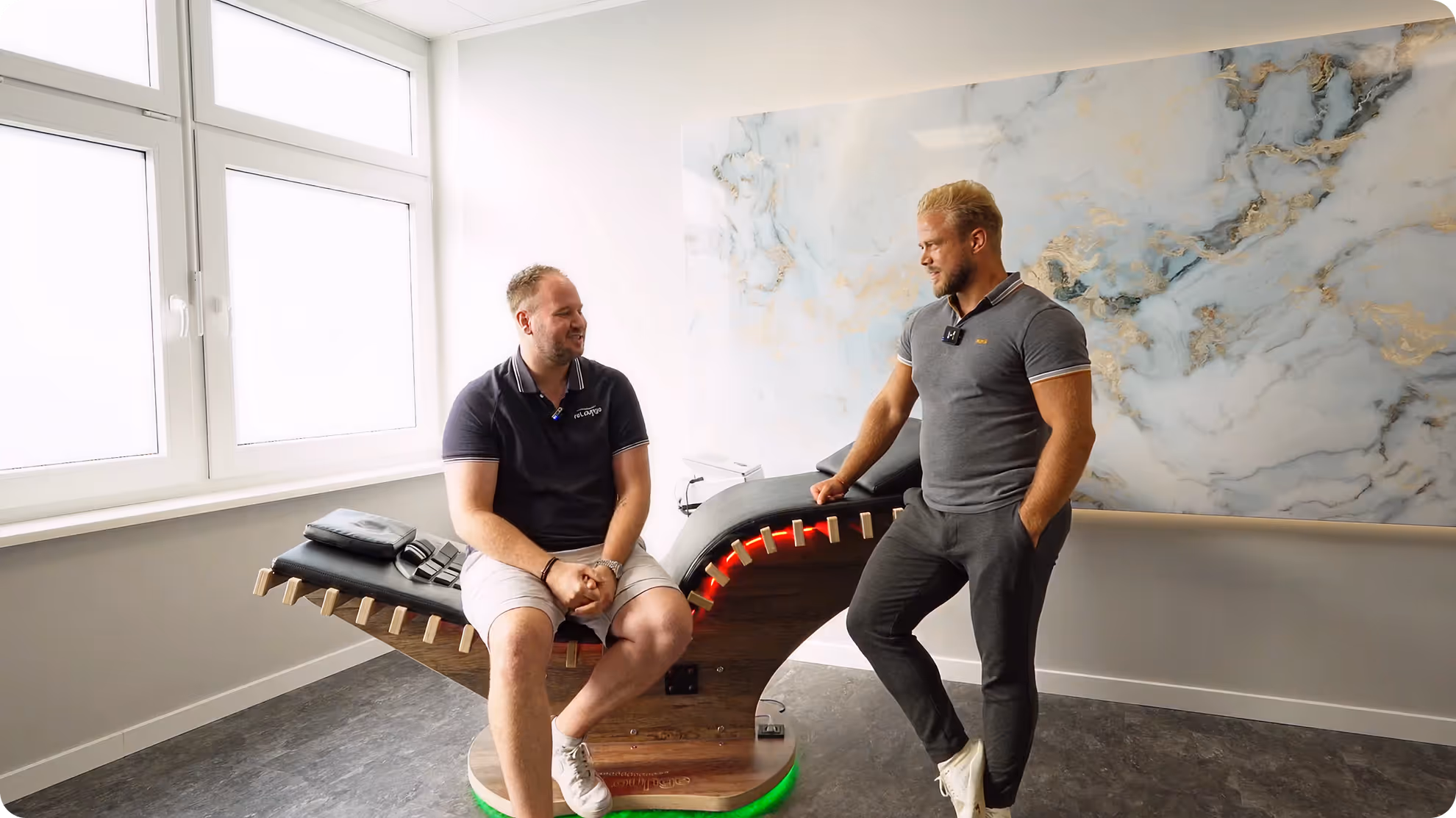Patientengespräch in moderner Praxis in Braunschweig mit reLounge-Liege – Kombination aus persönlicher Beratung und High-Tech Rückenentspannung.