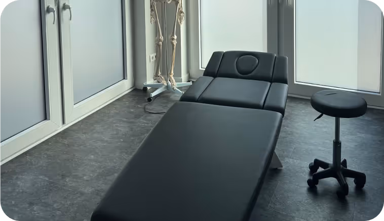 Moderner Behandlungsraum für spinale Dekompression in Braunschweig – sanfte Wirbelsäulenentlastung bei Rückenschmerzen und Bandscheibenproblemen.