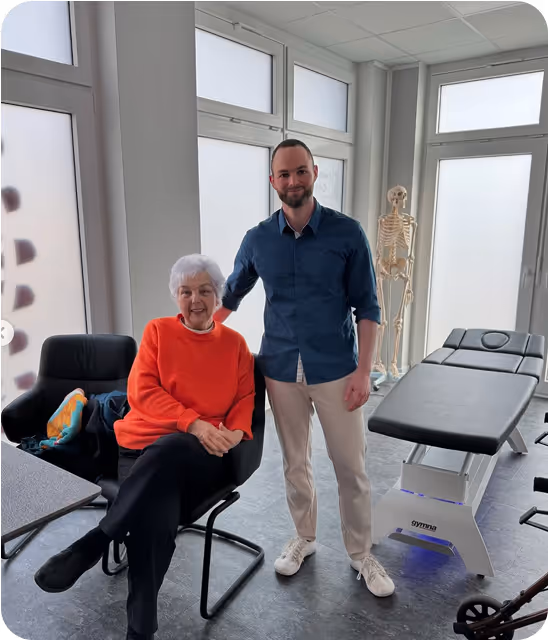 Sven Gärtner mit älterer Patientin in der Chiropraxis Gärtner Braunschweig – individuelle Chiropraktik für Senioren in vertrauensvoller Atmosphäre.