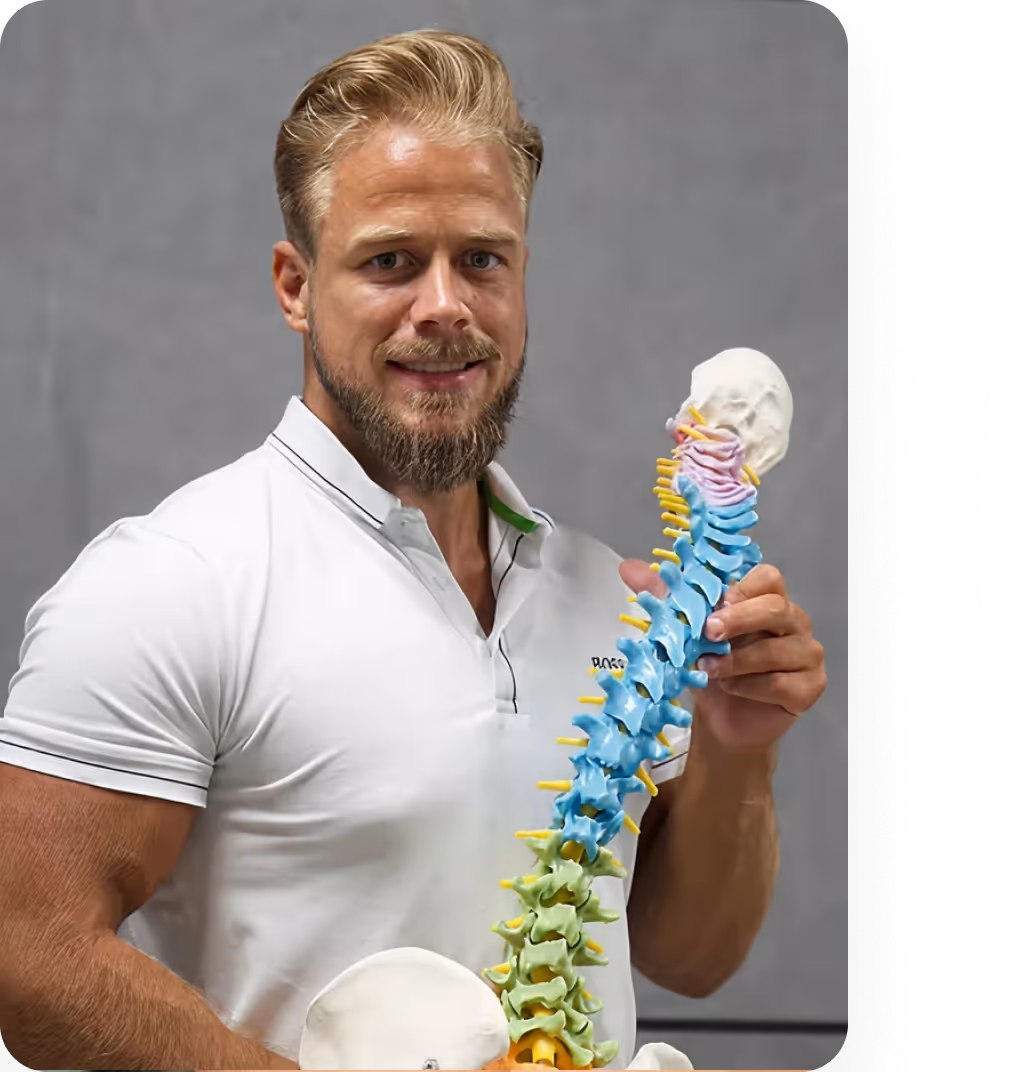 Porträt von Sven Gärtner, M.Sc. – leitender Chiropraktor der Chiropraxis Gärtner Braunschweig, spezialisiert auf moderne Wirbelsäulenbehandlung & Schmerzursachenanalyse.