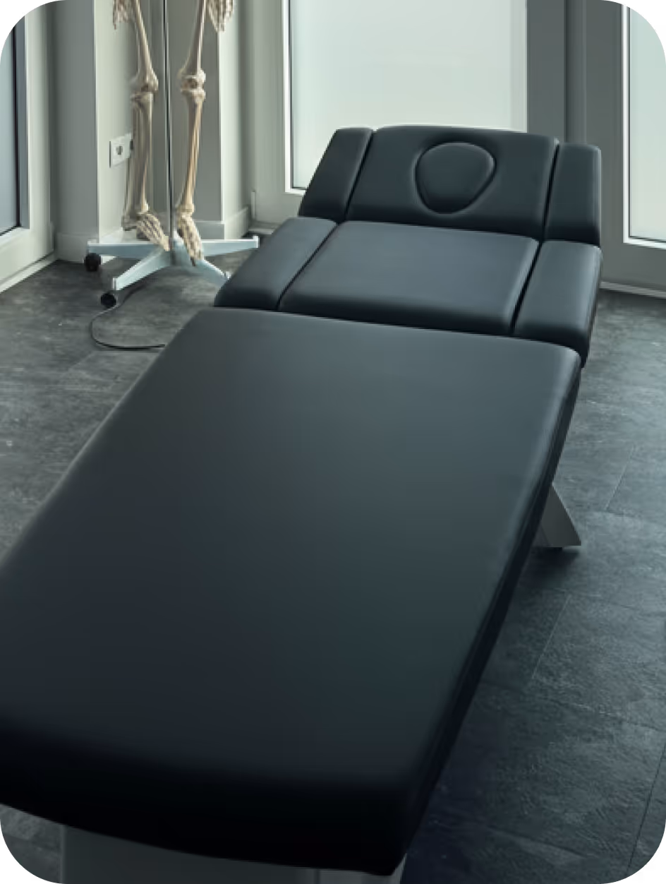 Behandlungsraum mit moderner Liege für spinale Dekompression in der Chiropraxis Gärtner in Braunschweig.