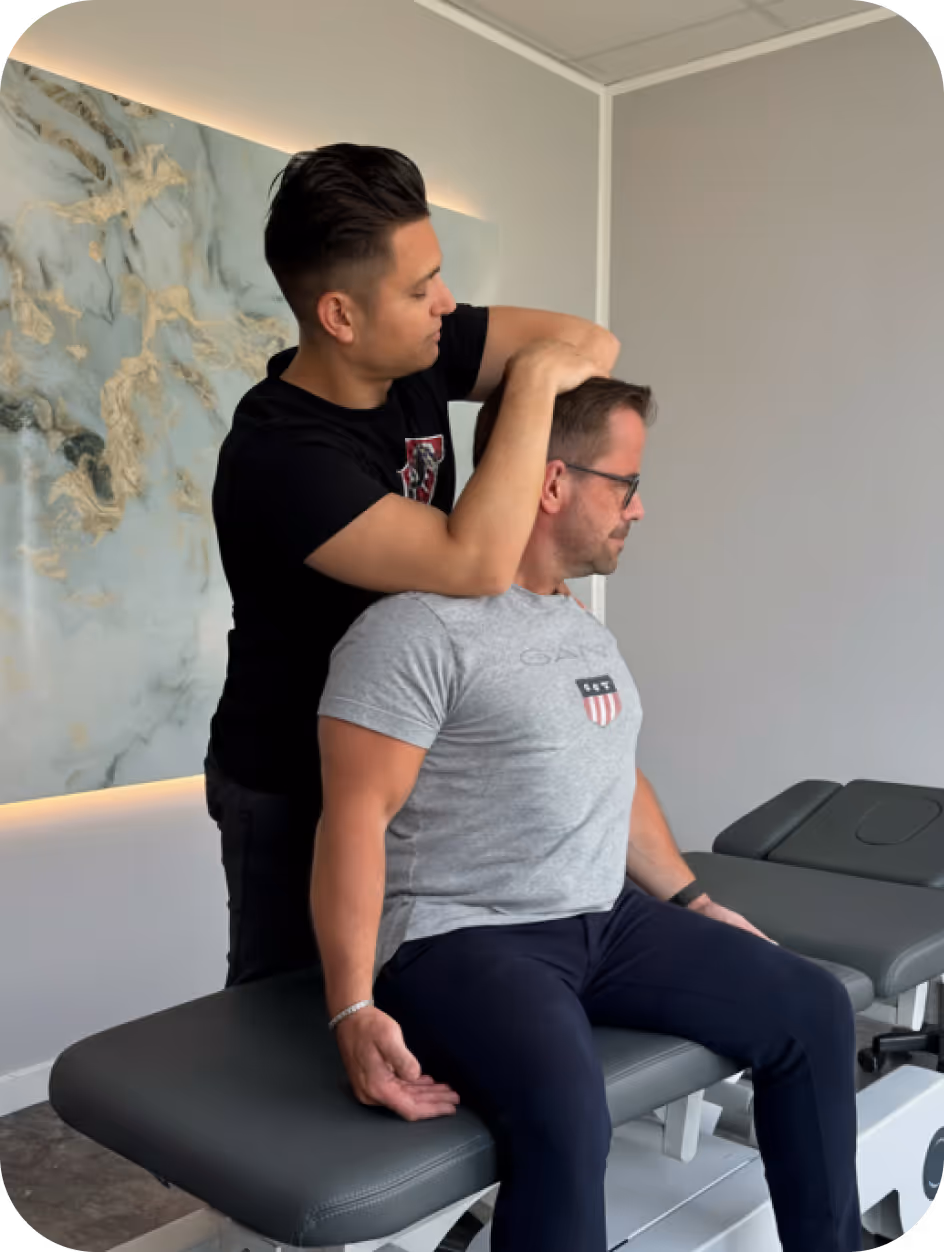 Therapeut bei der manuellen Triggerpunkt-Behandlung im Schulterbereich eines Patienten in der Chiropraxis Gärtner in Braunschweig.