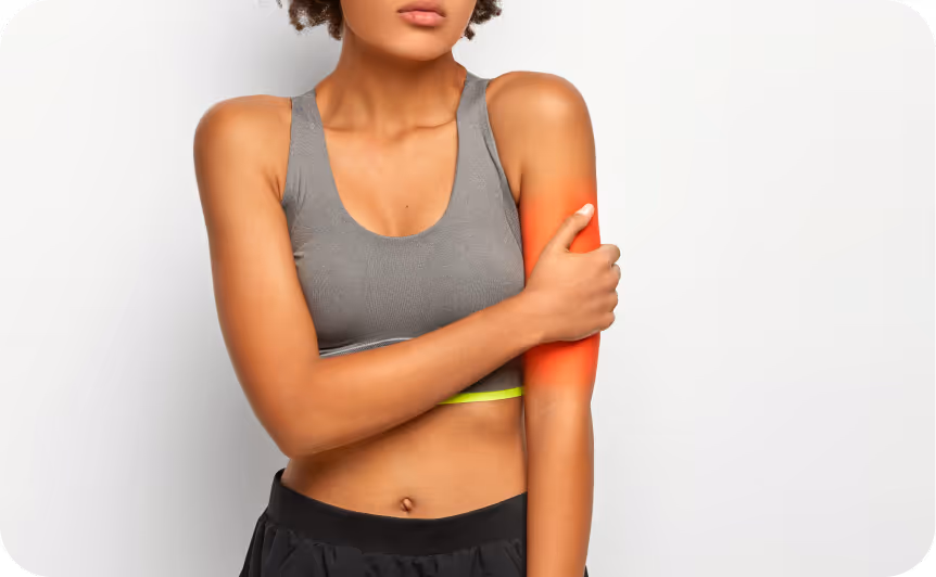 Frau hält sich den schmerzenden Arm – Symbolbild für Gelenk-, Knie- und Fußschmerzen.