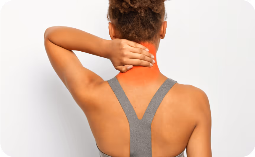 Frau greift sich an den schmerzenden Nacken – Darstellung von Nackenverspannungen und Schulterschmerzen.