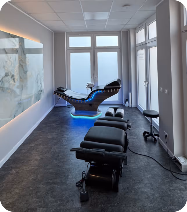 High-Tech Behandlungsraum in der Chiropraxis Gärtner Braunschweig mit reLounge-Liege – moderne Ausstattung für ganzheitliche Schmerztherapie.