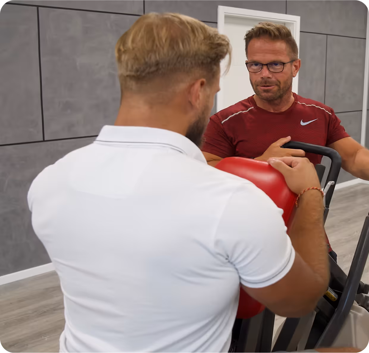 Therapeuten-Team der Chiropraxis Gärtner in Braunschweig beim funktionellen Training – 12 Experten für ganzheitliche Medizin & individuelle Betreuung.