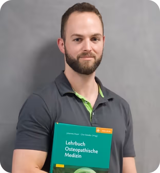 Porträt von Marvin Fey, Osteopath der Chiropraxis Gärtner Braunschweig – Spezialist für CMD, Kopfschmerz, Schwindel & Tinnitus mit osteopathischem Ansatz.