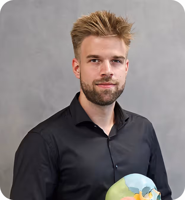 Porträt von Simon Gärtner, Osteopath der Chiropraxis Gärtner Braunschweig – Experte für ganzheitliche Osteopathie, Cranio-Sakrale Therapie & Betreuung von Schwangeren.
