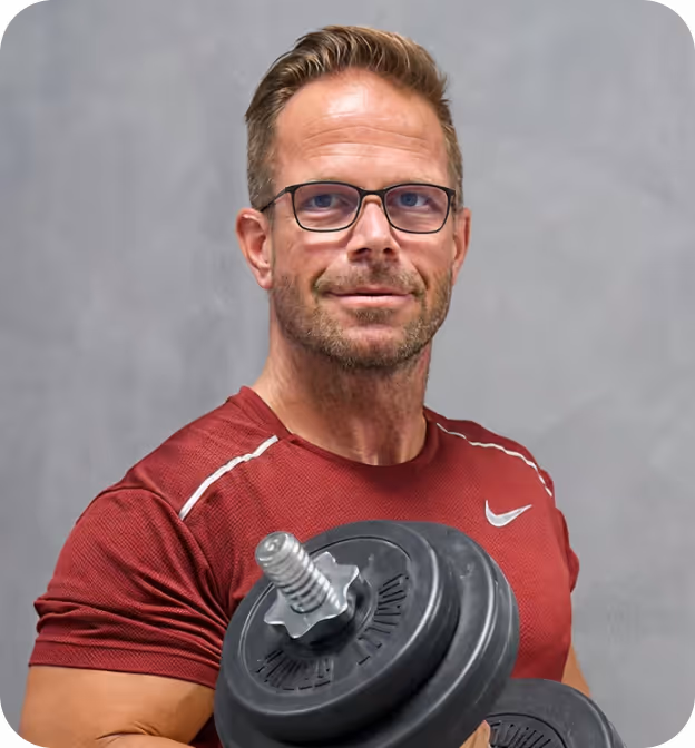 Porträt von Oliver Gärtner, Fitness Trainer der Chiropraxis Gärtner Braunschweig – Experte für Stoßwellentherapie, Personal Training & Rückentraining.