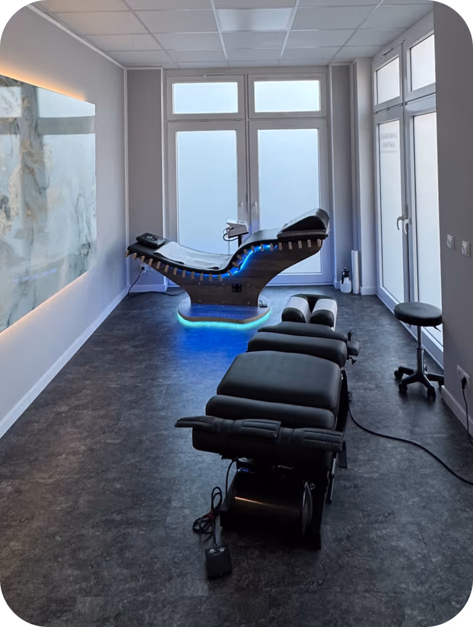 High-Tech Behandlungsraum mit reLounge-Liege in der Chiropraxis Gärtner Braunschweig – 5-Sterne-Erfahrungen dank moderner Therapieumgebung.