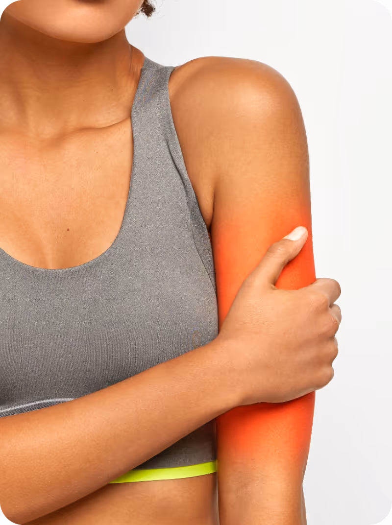 Frau hält ihren schmerzenden Oberarm, der rot markiert ist, um Schmerz oder Entzündung anzuzeigen.