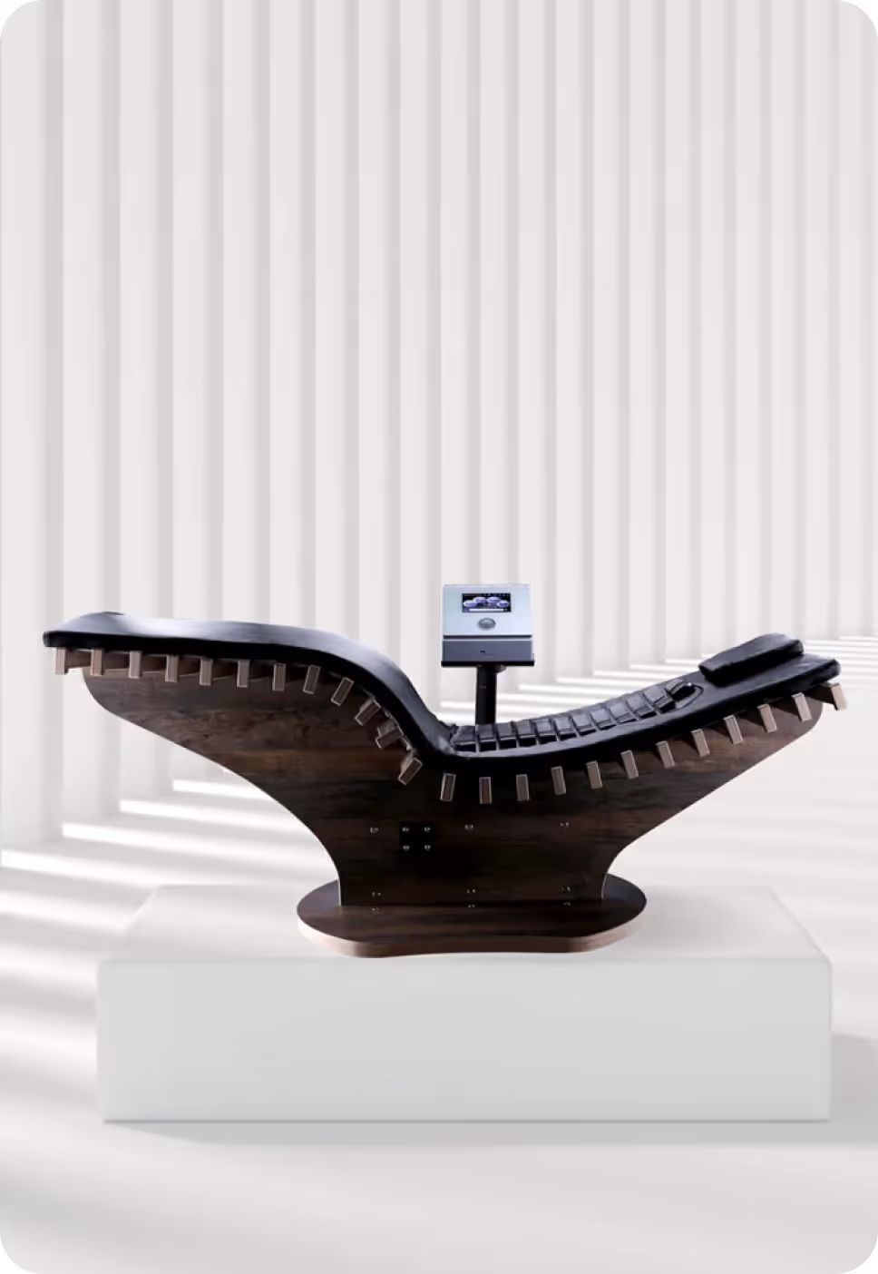 Moderner ergonomischer Entspannungssessel mit Holzrahmen und schwarzer Polsterung auf weißem Podest in hellem Raum.