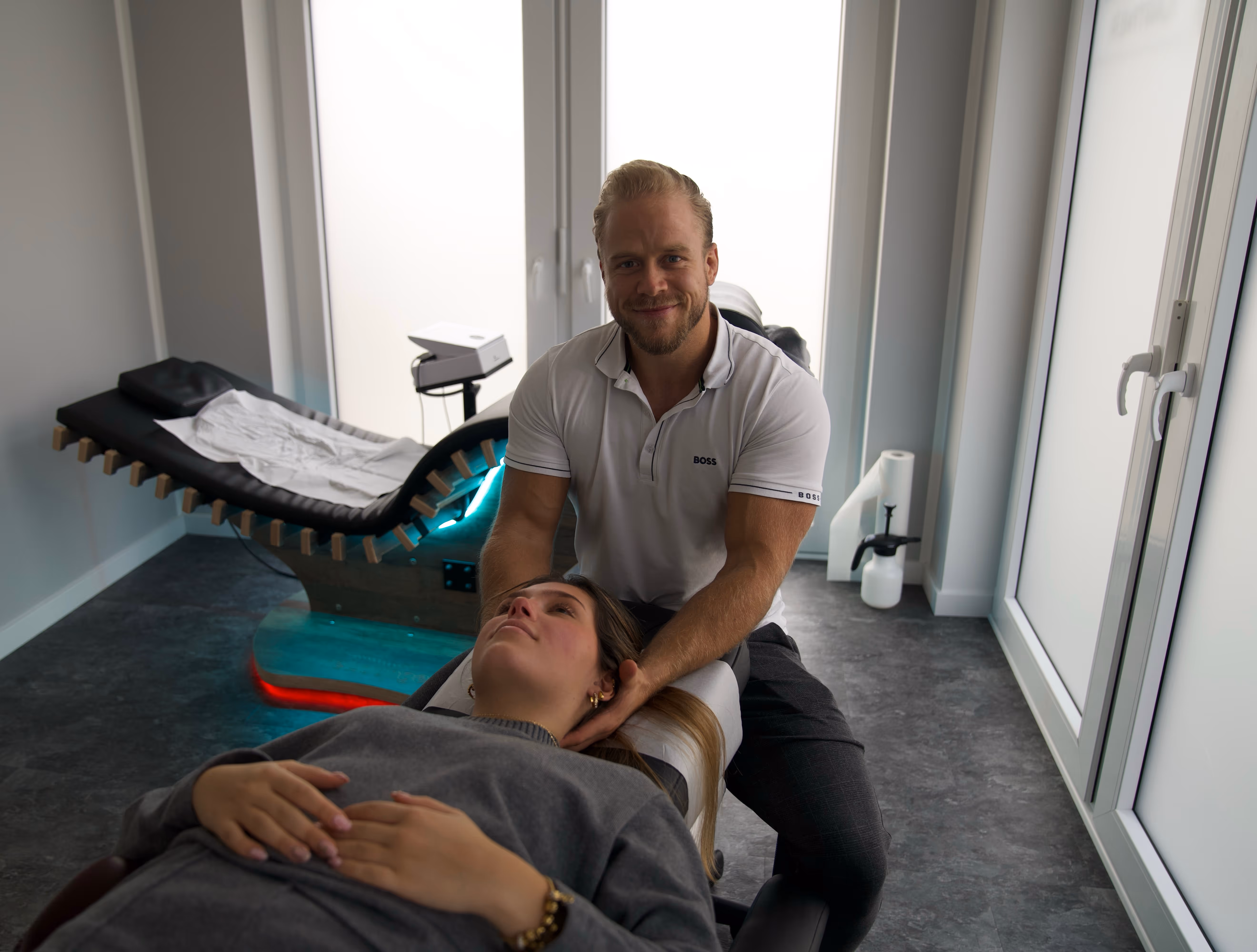 Chiropraktor behandelt die HWS einer Patientin