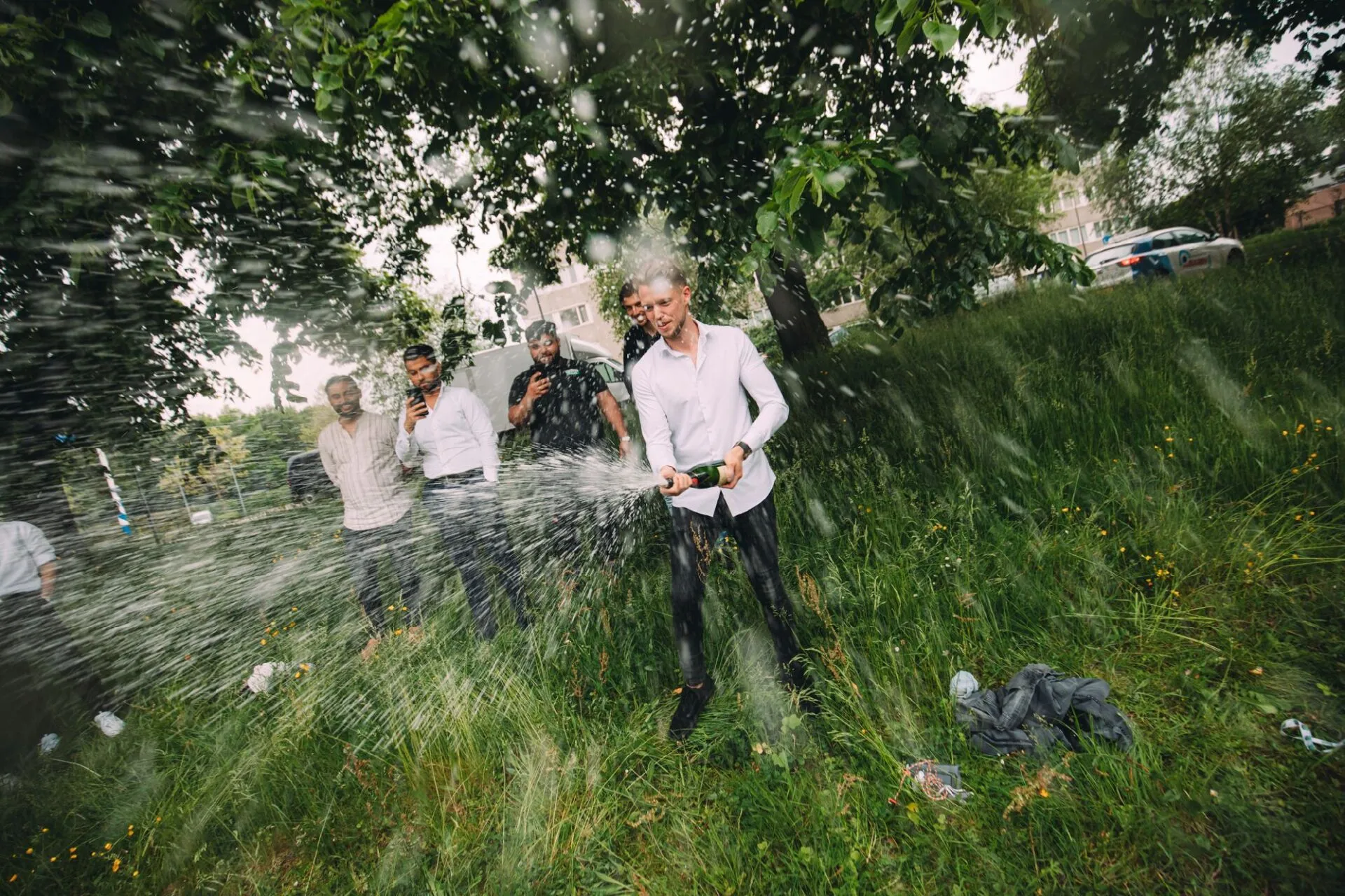 Gezellig Door-To-Door Sales Team dat hun succes buiten viert met een fles champagne