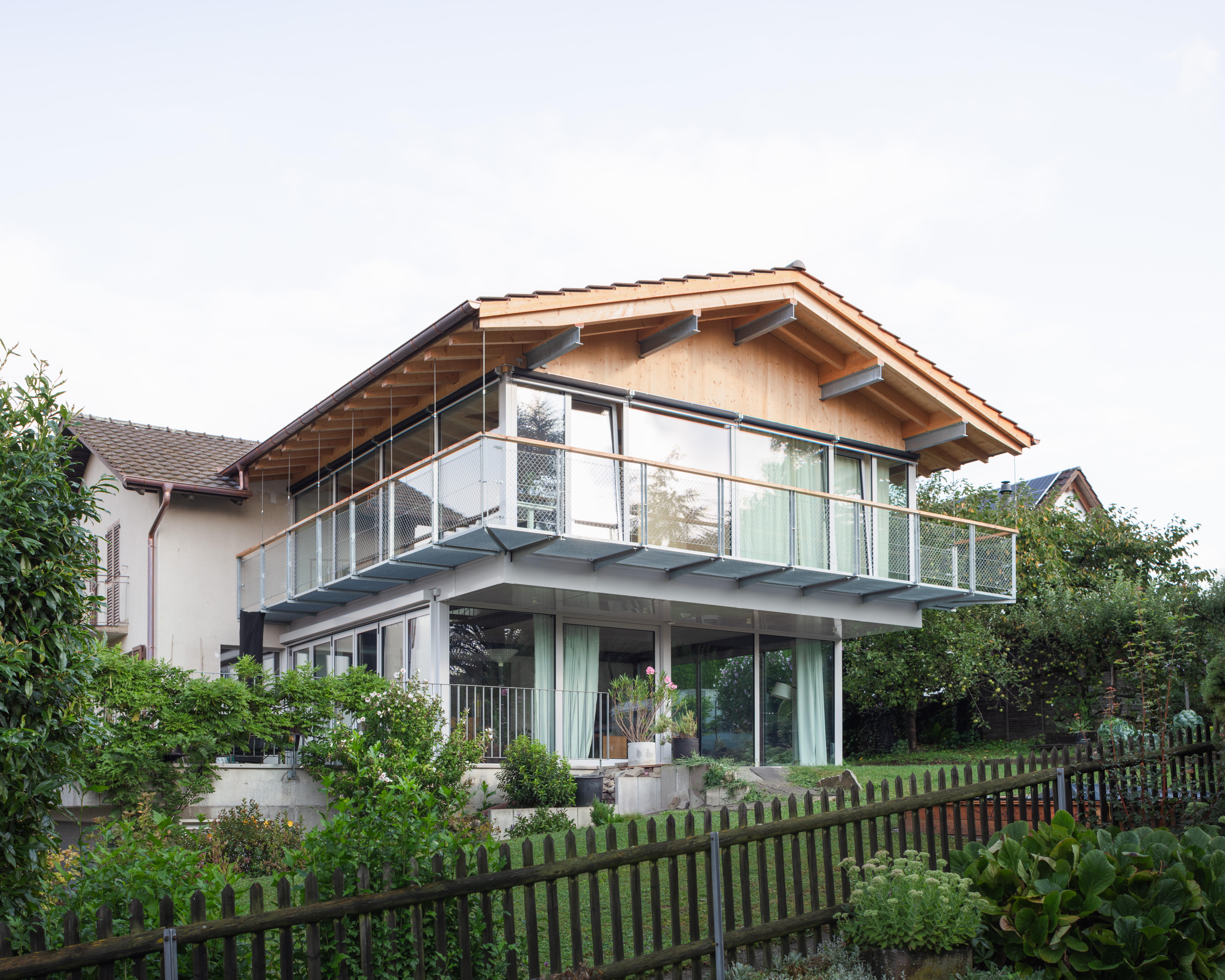 Miniature maison atelier Suisse, façade rénovée, architecture durable et épurée