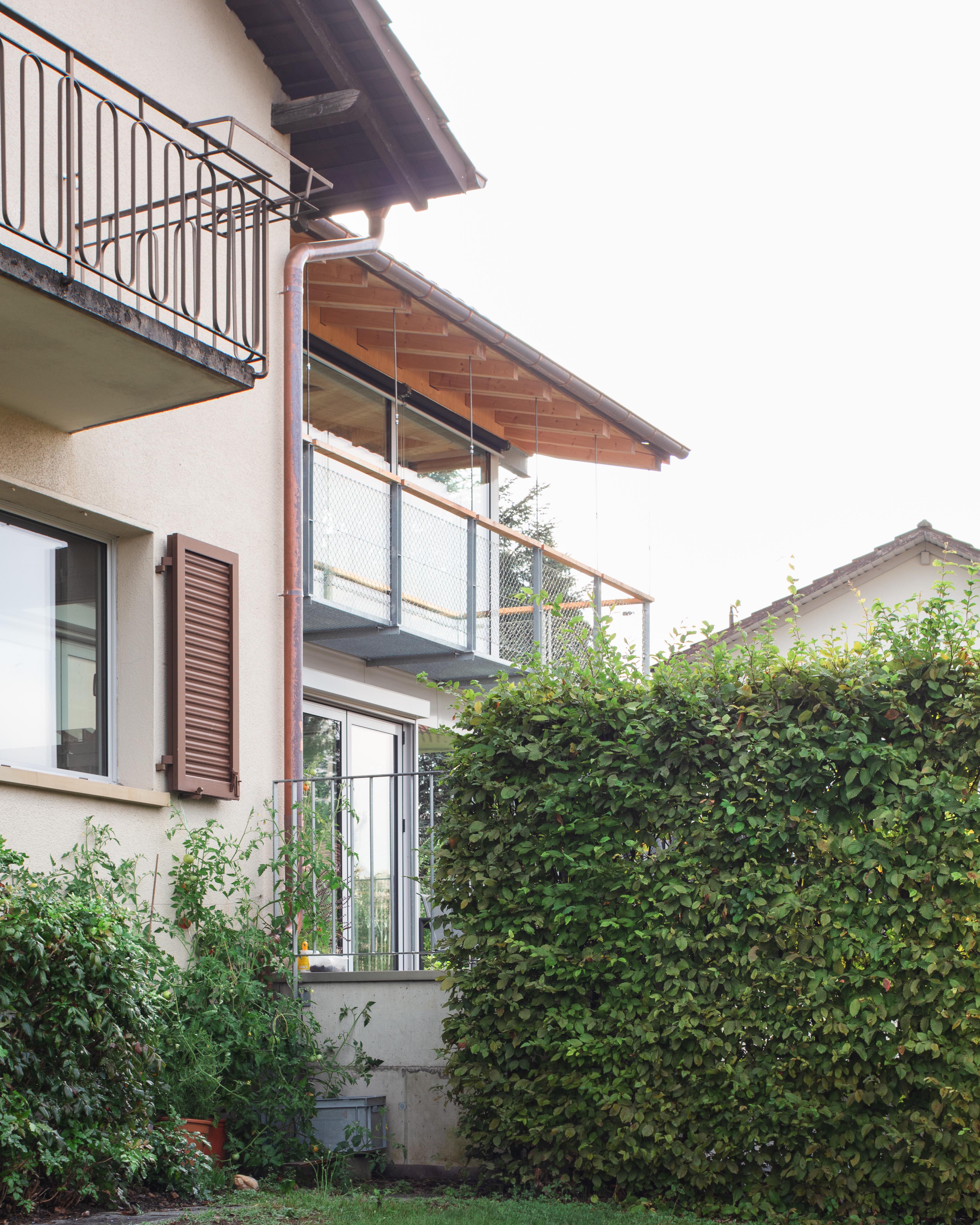 Miniature maison atelier Suisse, façade rénovée, architecture durable et épurée