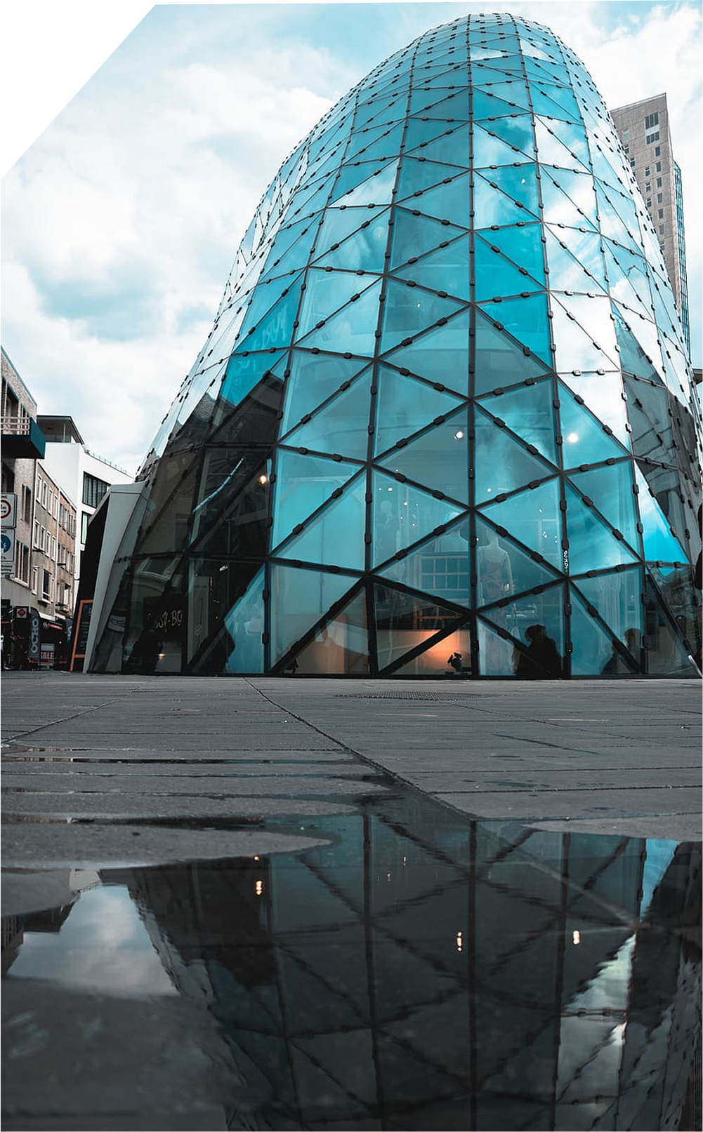 Foto van een hoog gebouw in Eindhoven
