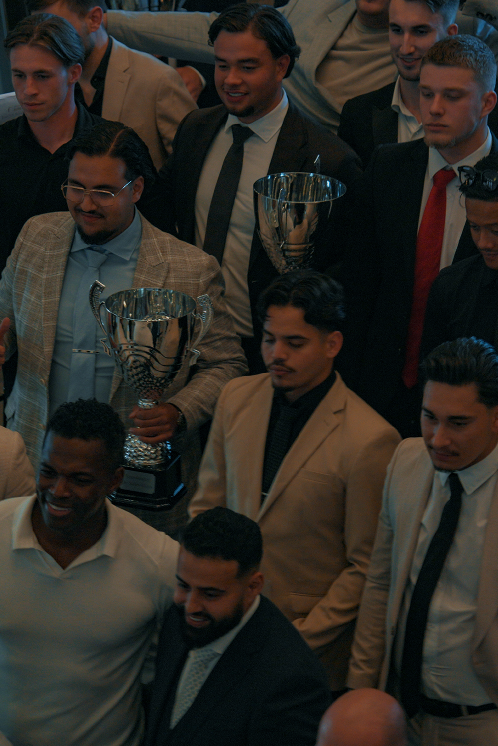 Zaal vol met mannen die klaar zijn om hun sales carriere te starten