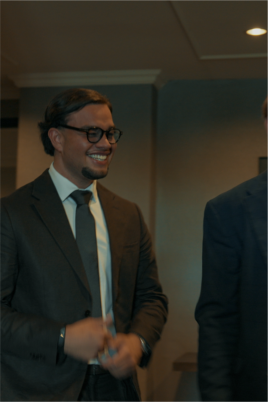 Tevreden jongeman met een bril en net opgeschoren baardje die klaar is voor zijn nieuwe carriere in de salesbranche