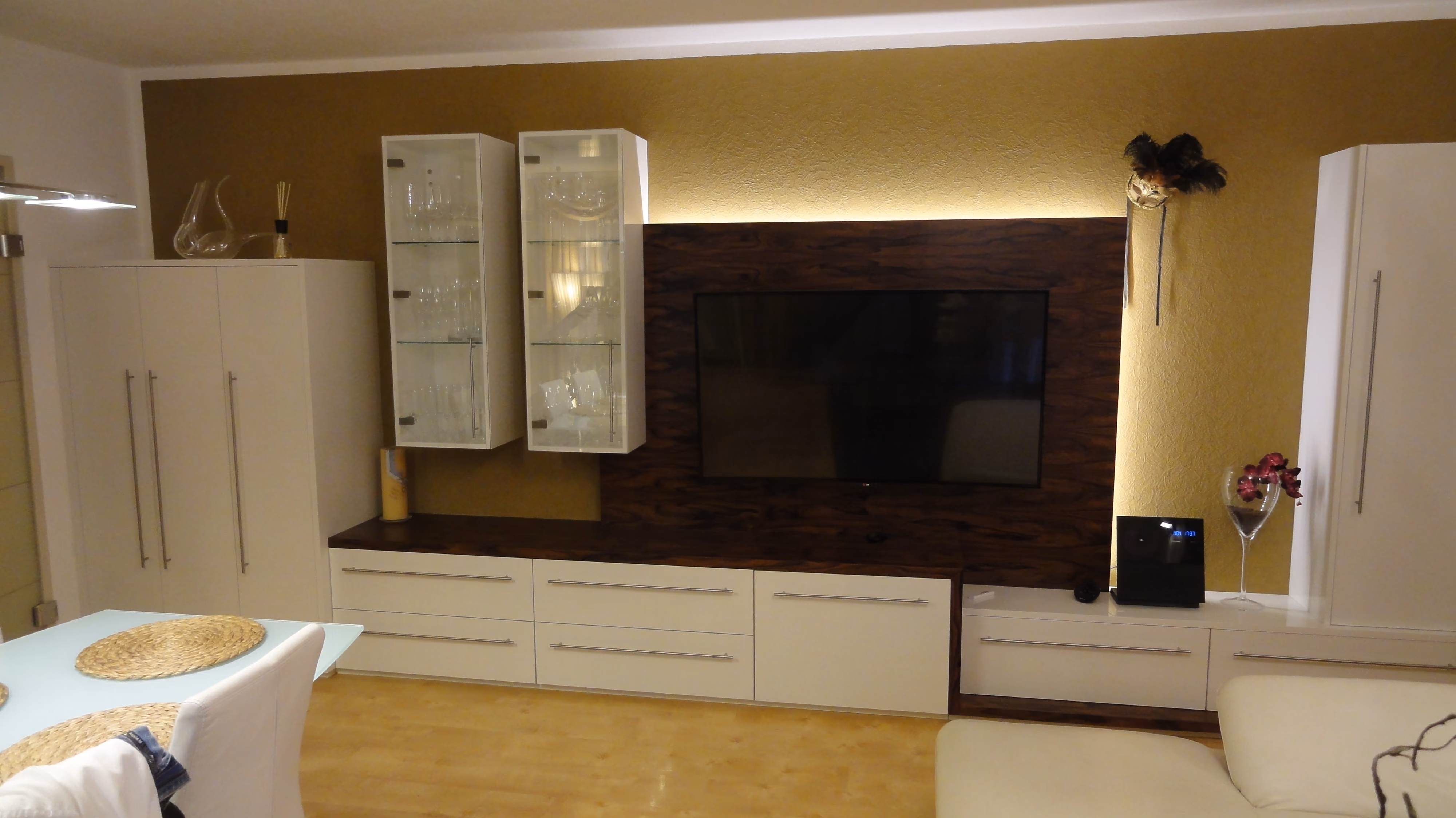 Wohnzimmer weiß HG & Santos Palisander 2015