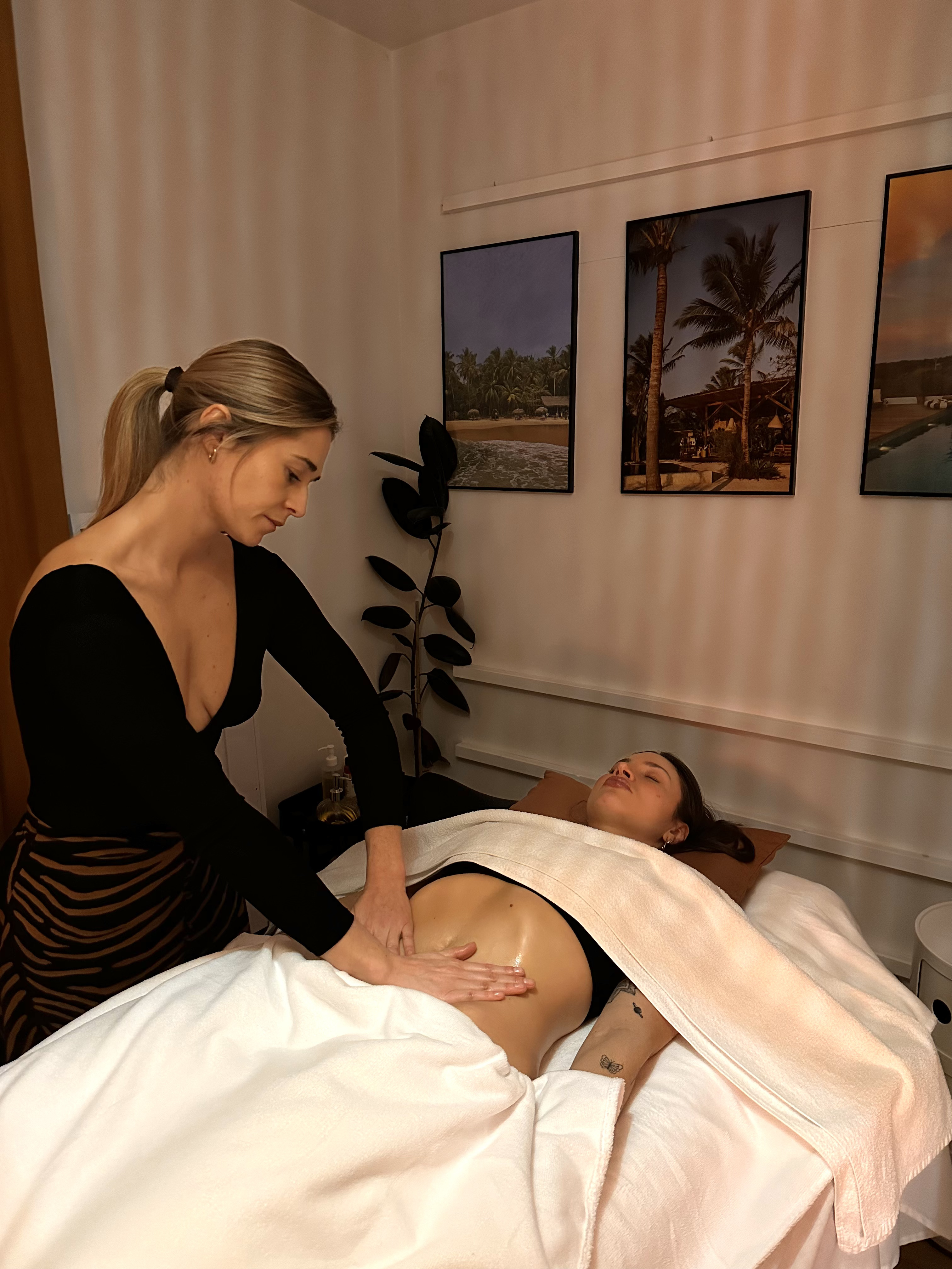 Photo de Jenna en train de réaliser un drainage lymphatique corps