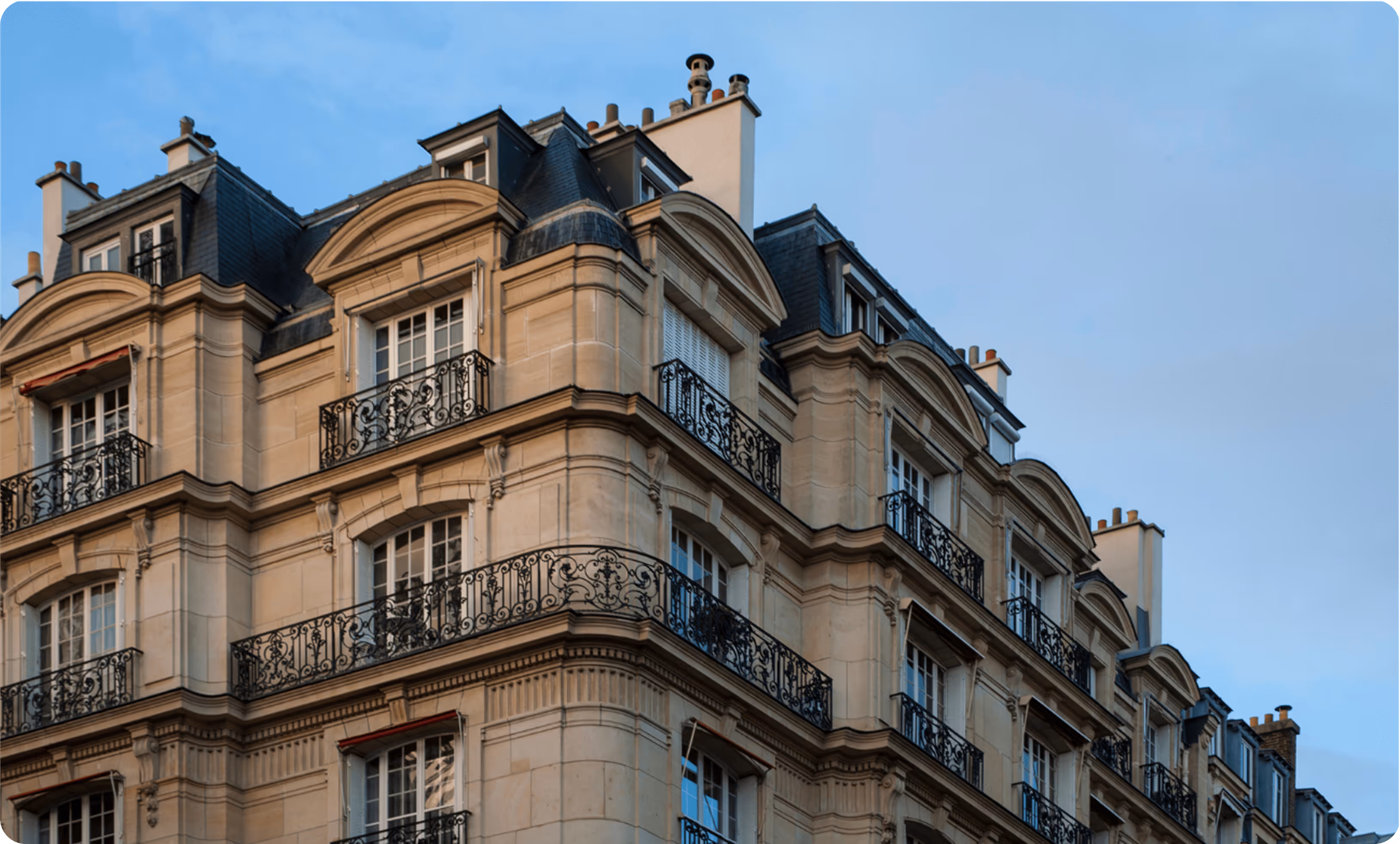 Un immeuble d'angle haussmannien avec balcons à Paris