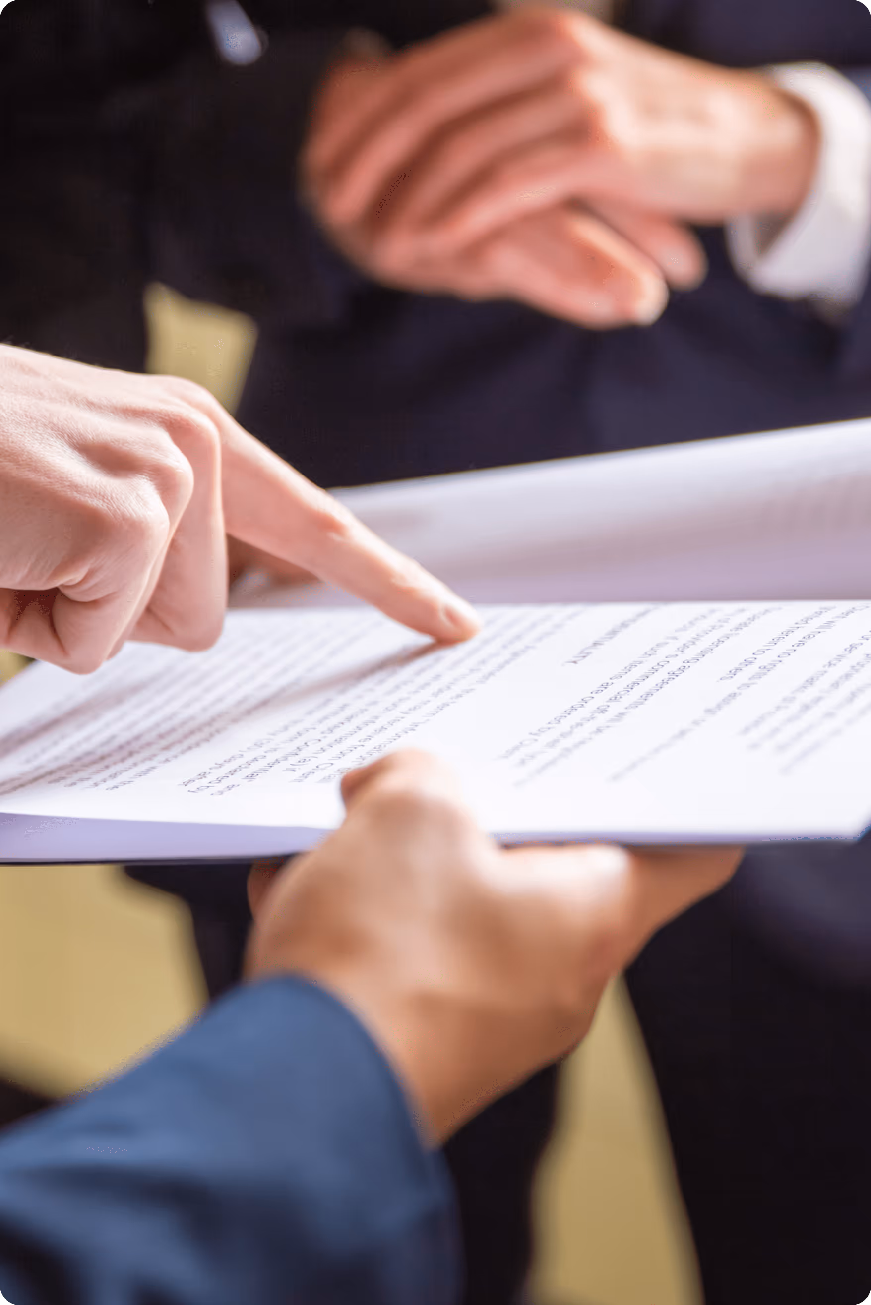 Un agent immobilier aide un client concernant un contrat