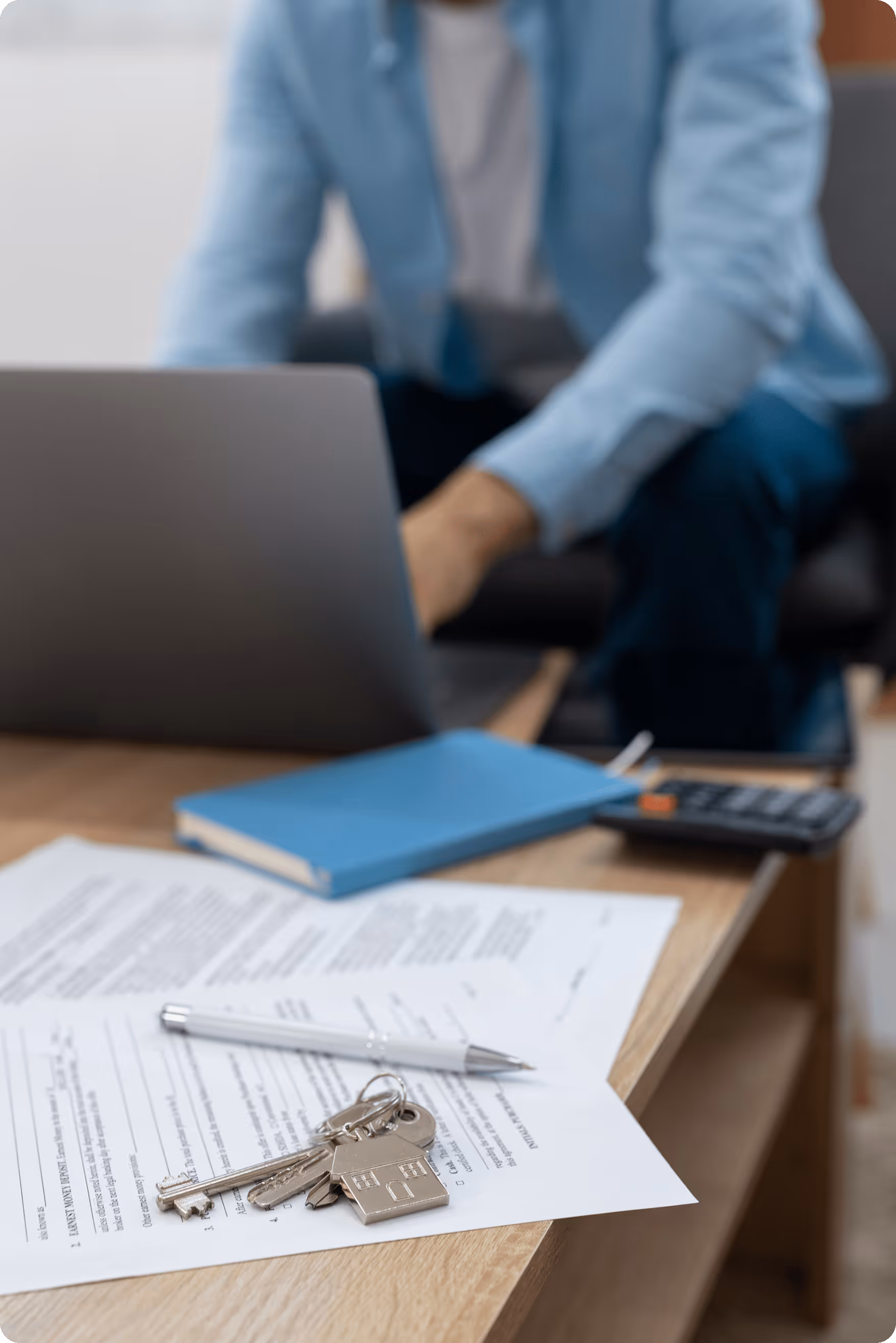 Un client regardent un contrat sur un ordinateur portable