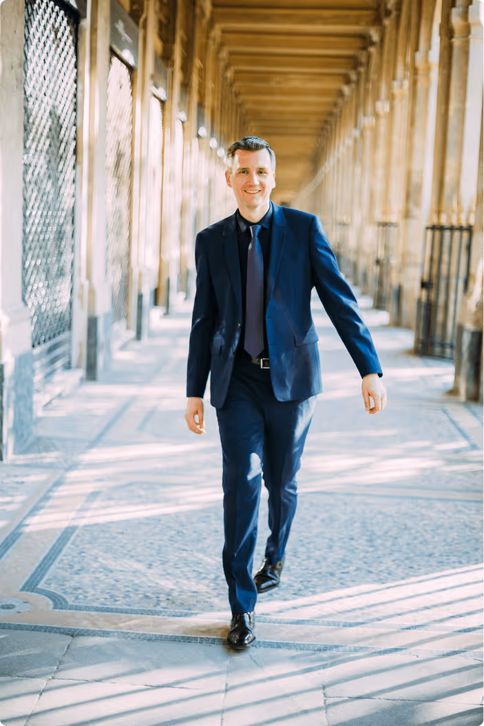 L'agent immobilier Vasic Dino en costume