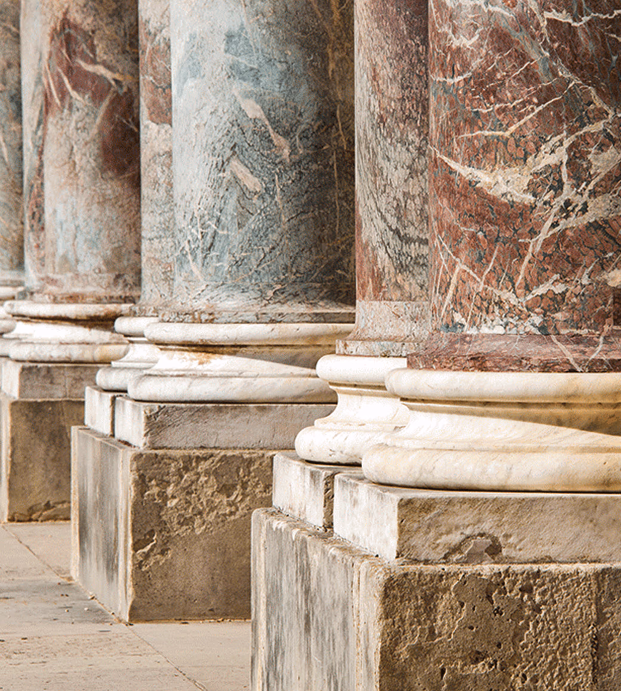 Rangée de colonnes de marbre colorées