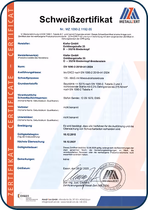 Schweißzertifikat mit Firmenlogo und Details zur Qualifikation des Unternehmens im Metallbau gemäß DIN EN 1090-1.