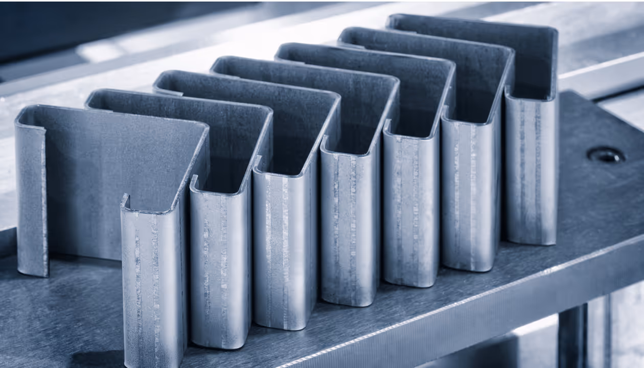 Leere Lagerhalle mit Metallgitterboxen auf Paletten, industrielle Beleuchtung.