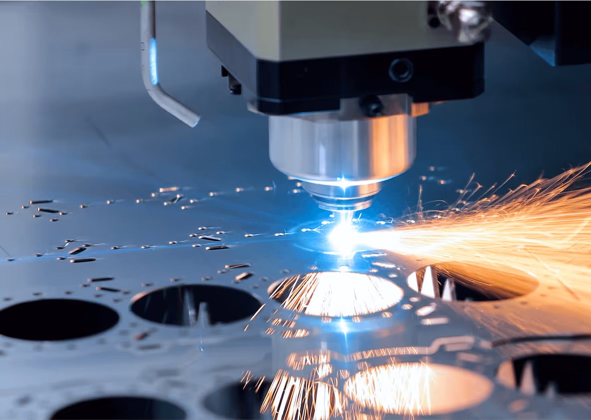 Laserschneidmaschine schneidet Metall mit Funkenflug und Präzision.
