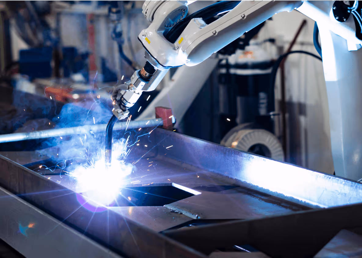 Industrieroboter schweißt Metall, funkelnde Funken und blaue Lichtstrahlen in moderner Fabrikumgebung.