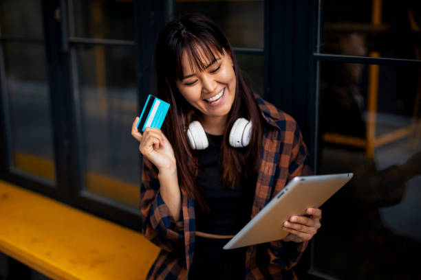 Should you apply for a Discover Student Credit Card? || Bright to get out of Debt